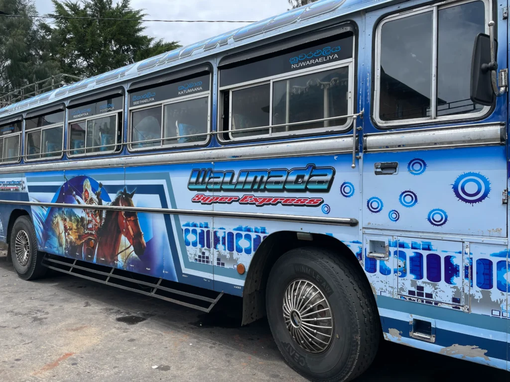 Autobús en estación de autobuses en Nuwara Eliya, Sri Lanka