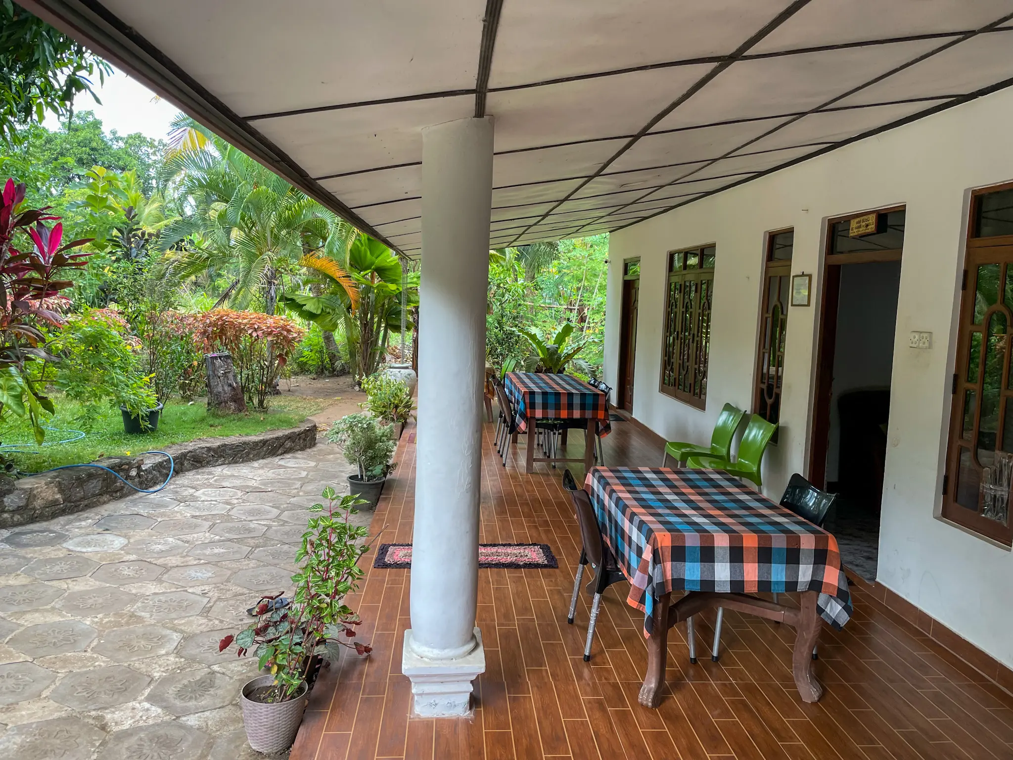 Terraza de nuestro alojamiento en Sigiriya, Sri Lanka