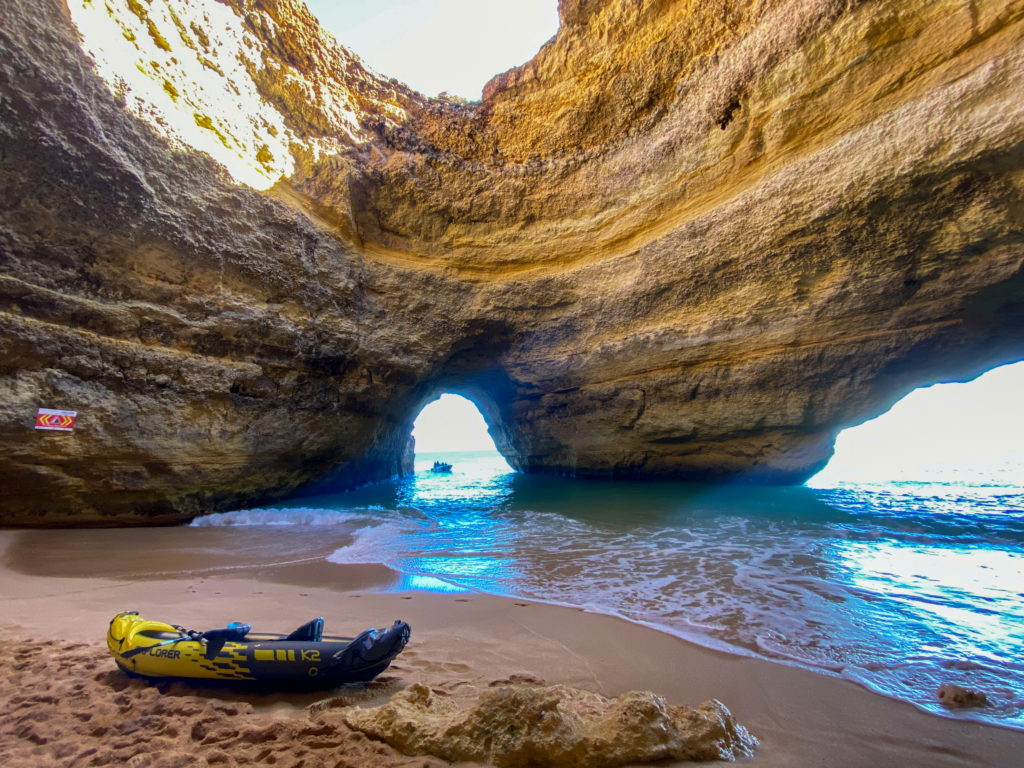 Visita a la cueva de Benagil en Kayak, una de las mejores cosas que hacer en el Algarve