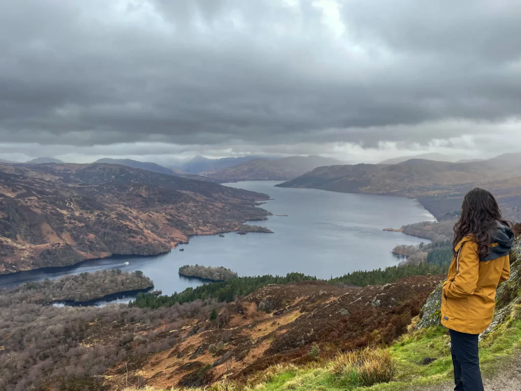 Vistas desde el Ben A'An en el Parque Nacional Loch Lomond y los Trossachs