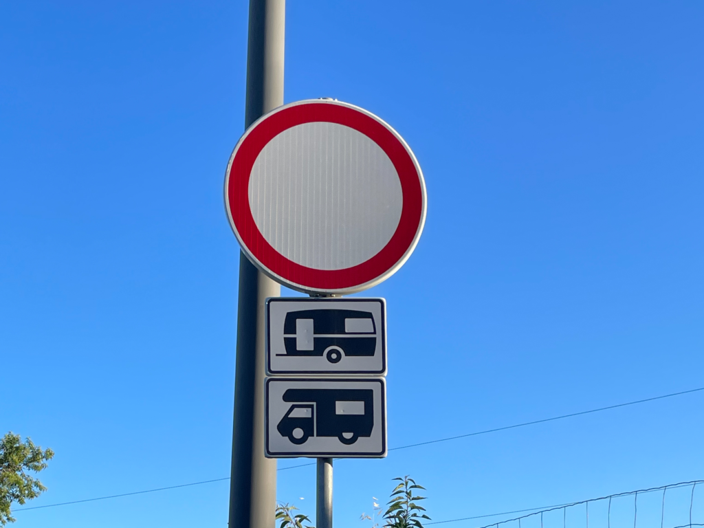 Señal prohibido circular camper o autocaravana en el Algarve