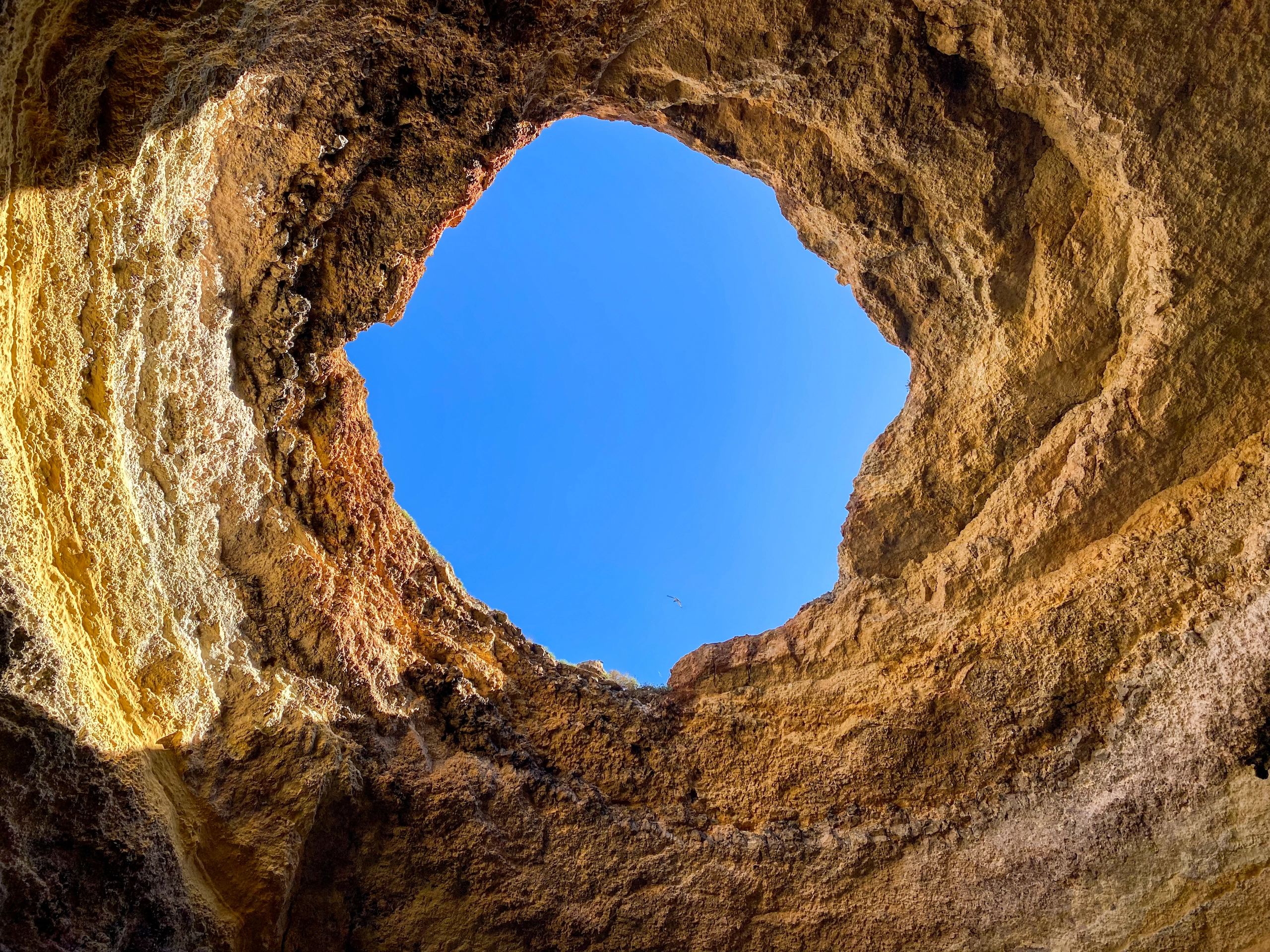 Algar en la cueva de Benagil