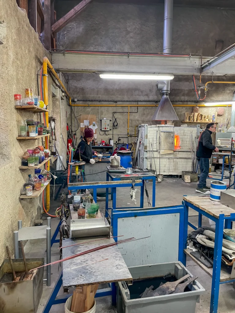 Viendo la fabricación de las bolas de navidad en Kaysersberg