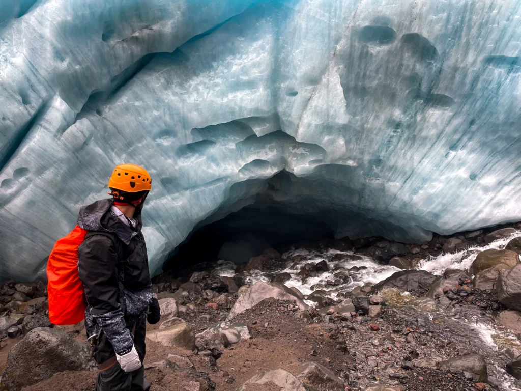 Entrada a cueva de hielo en el glaciar Falljokull, una de las mejores cosas que hacer en Islandia