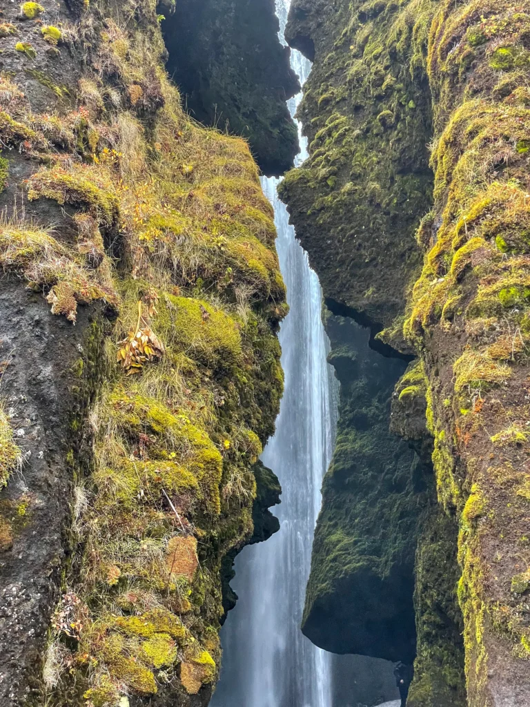 Gljufrafoss, la cascada que está en una gruta está muy cerca de Seljalandsfoss