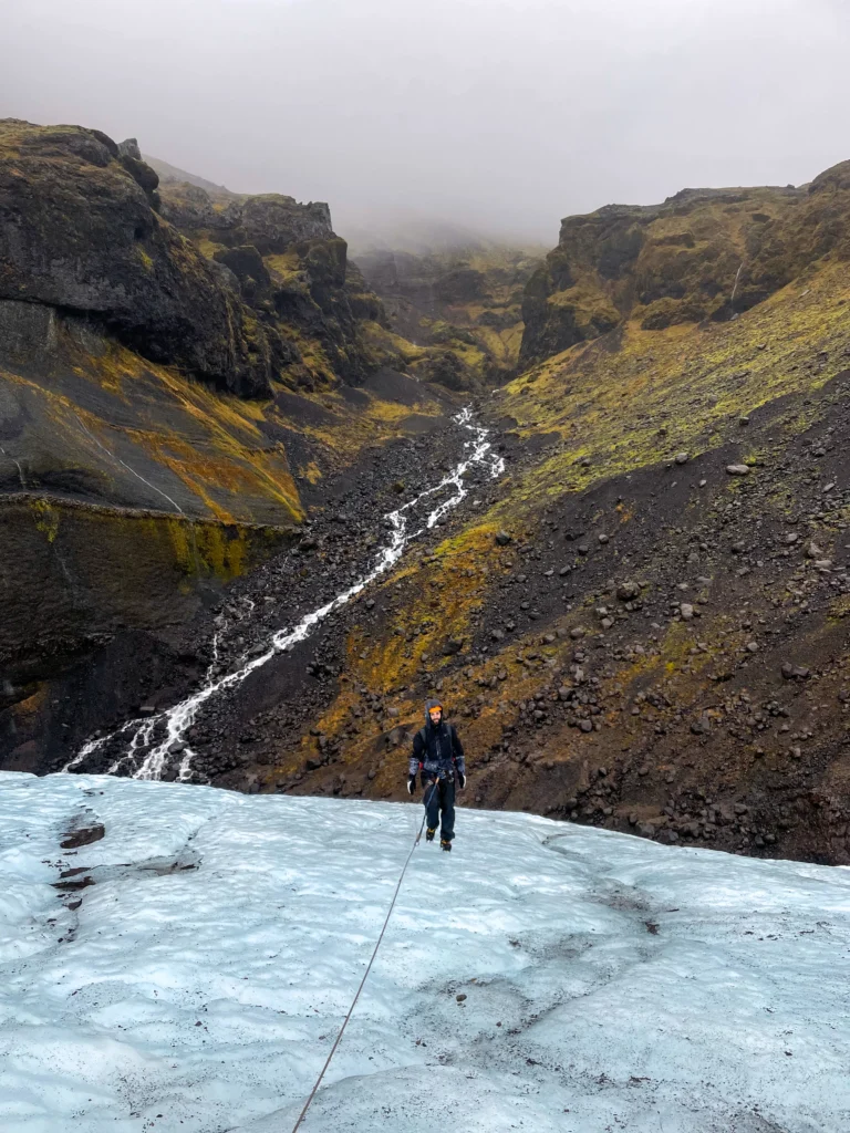 Trekking por el glaciar Falljökull, una de las actividades imprescindibles en tu ruta de 10 días por Islandia