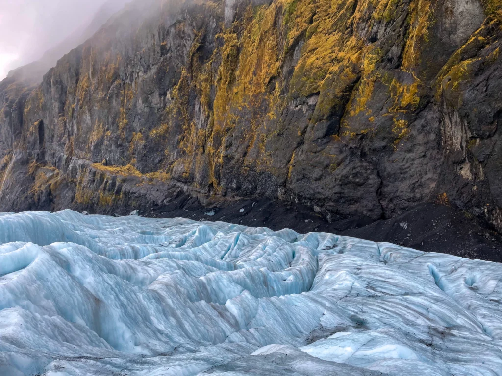 Hacer un trekking por el glaciar y visitar una cueva de hielo es una de las mejores cosas que hacer en Islandia