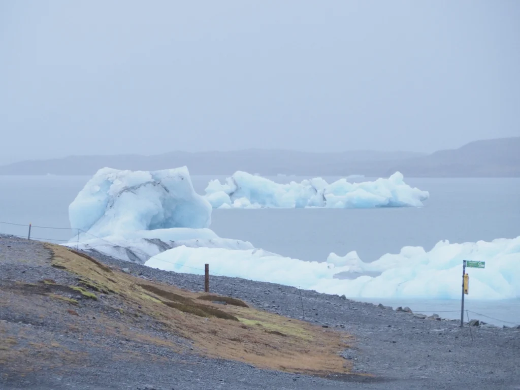 Icebergs flotando en la laguna de Jökulsárlón, en Islandia