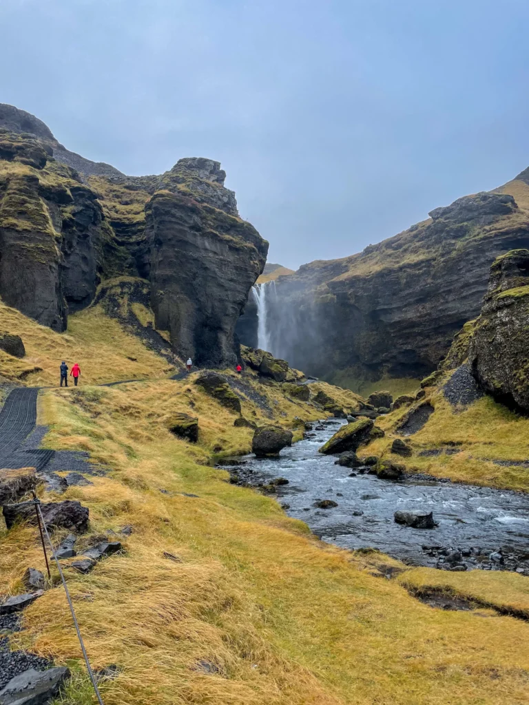 Kvernufoss, una de las cascadas más bonitas del sur de Islandia por el entorno en que se sitúa