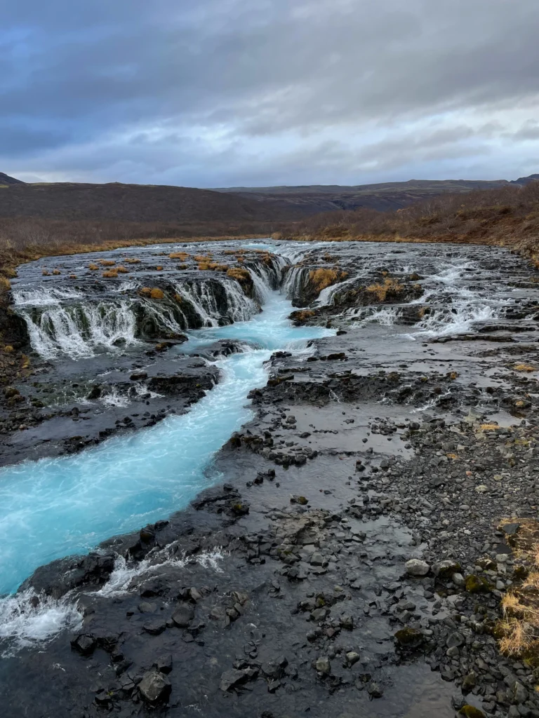 Brúarárfoss con su color azul eléctrico es uno de los imprescindibles en el Círculo Dorado