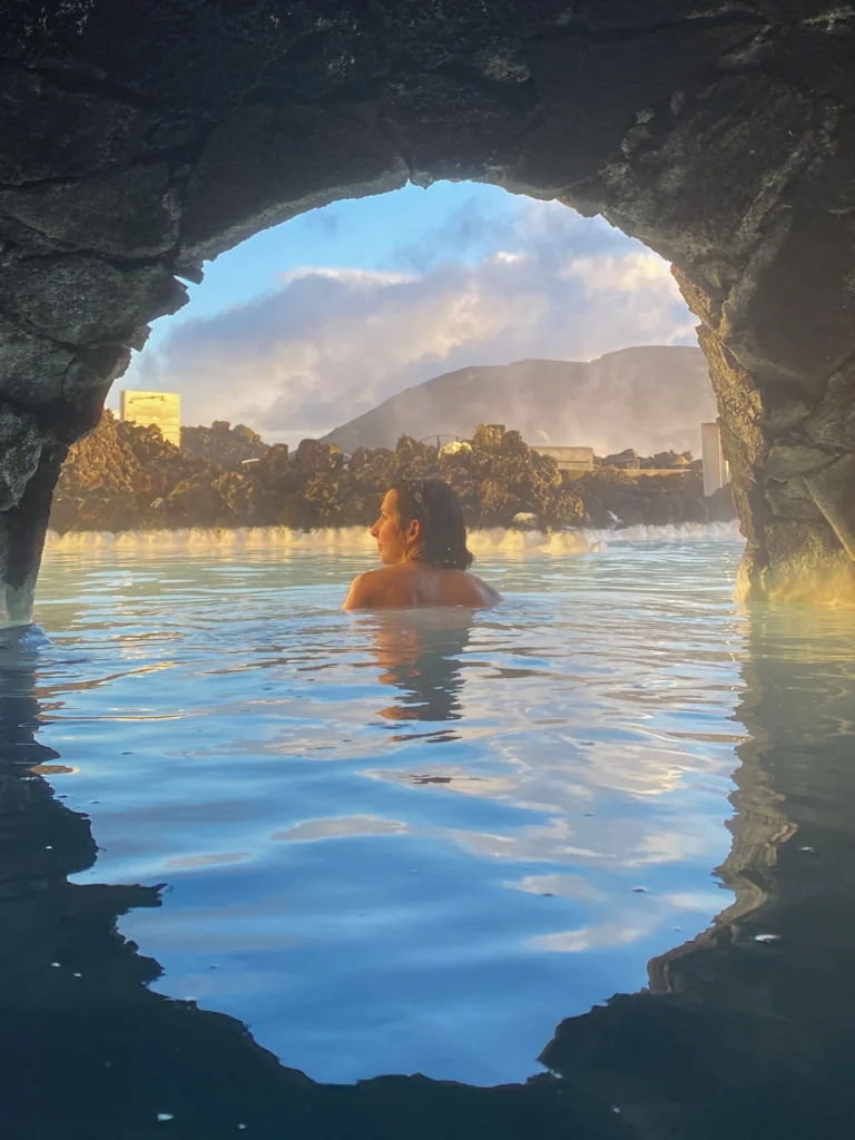 Relajarte en Blue Lagoon, lo mejor que puedes hacer en el último día de tu ruta por Islandia