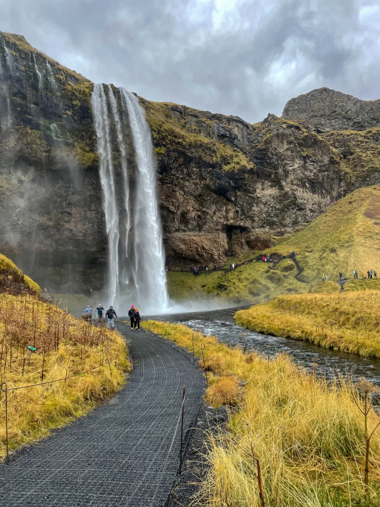 Seljalandsfoss la impresionante cascada de 60m de altura que puedes cruzar por detrás en Islandia