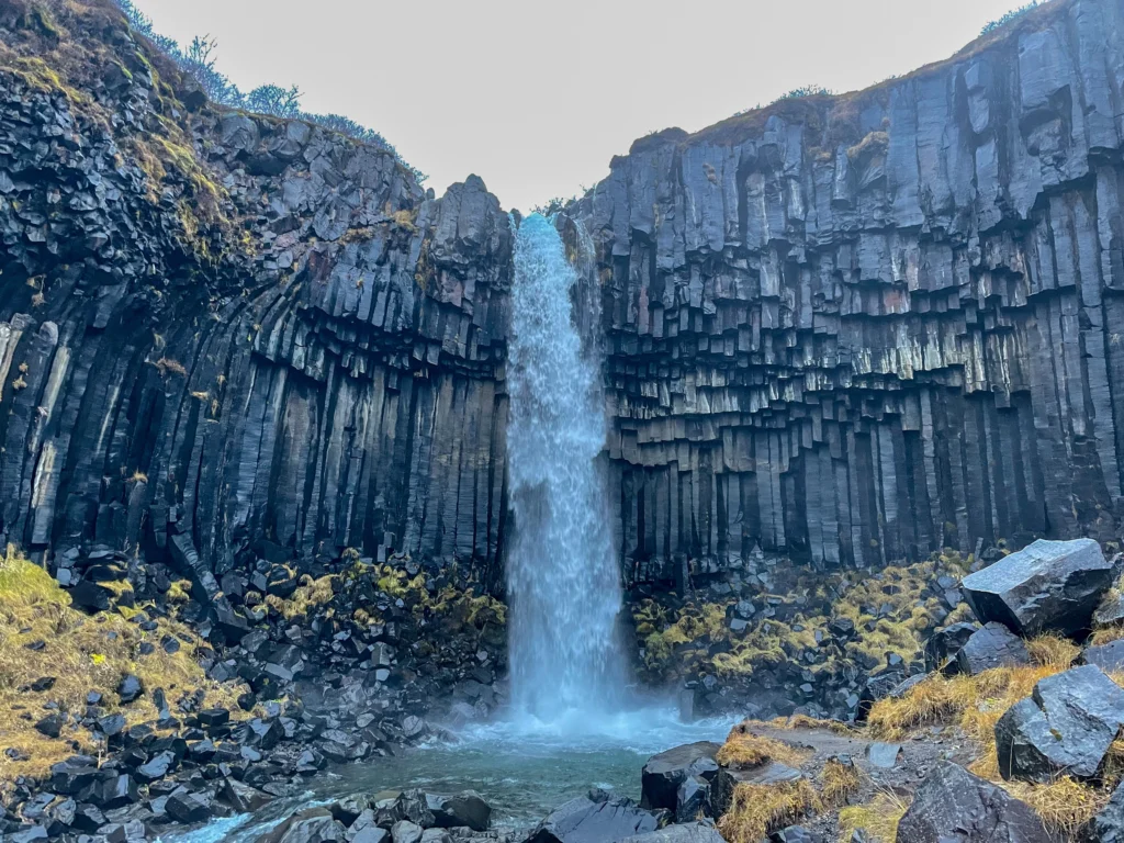 Svartifoss, la cascada rodeada de columnas de basalto en el PN Skaftafell