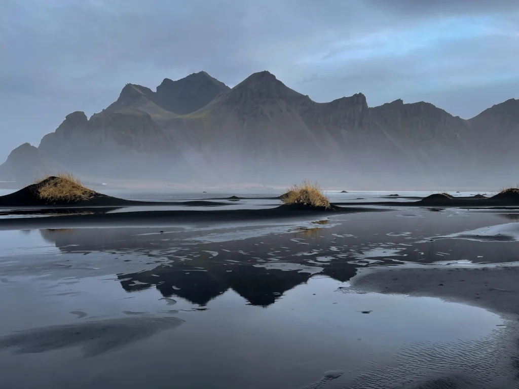 Vistas a la imponente Stokksnes desde la playa