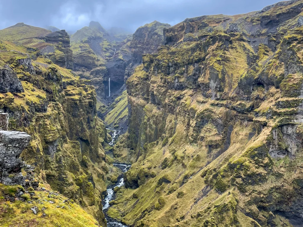 Vistas al impresionante cañón Mulagljufur, una de las mejores rutas que hacer en Islandia