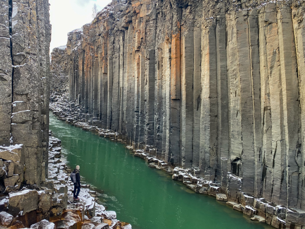 Cañón de basalto de Stuðlagil desde el lado Este, un imprescindible en tu ruta de 10 días por Islandia