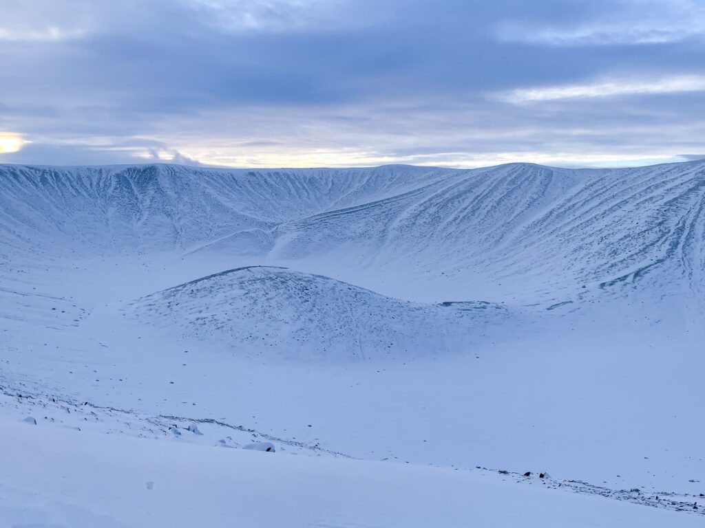 Cráter nevado de Hverfjall, un imprescindible en el norte de Islandia