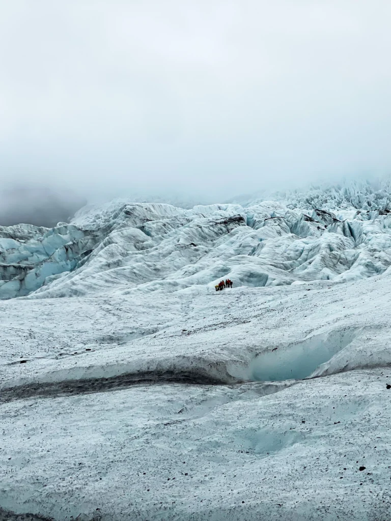 Hacer un trekking por el glaciar y visitar una cueva de hielo es una de las mejores cosas que hacer en Islandia