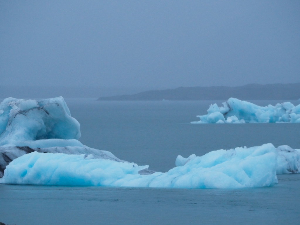 Icebergs flotando en la laguna de Jökulsárlón, imprescindible en tu ruta por Islandia