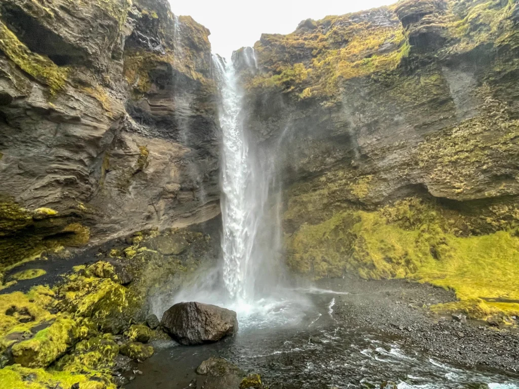 Kvernufoss, otra cascada menos conocida que puedes pasar por detrás en Islandia