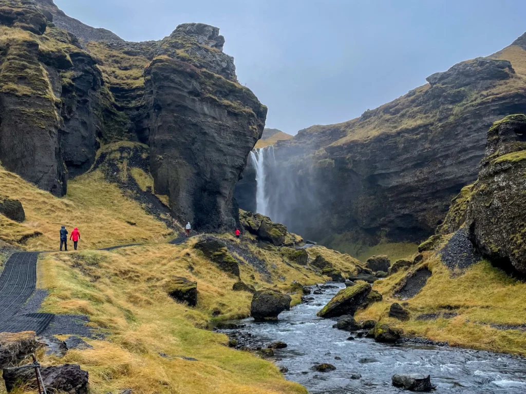 Kvernufoss, una de las cascadas más bonitas del sur de Islandia por el entorno en que se sitúa