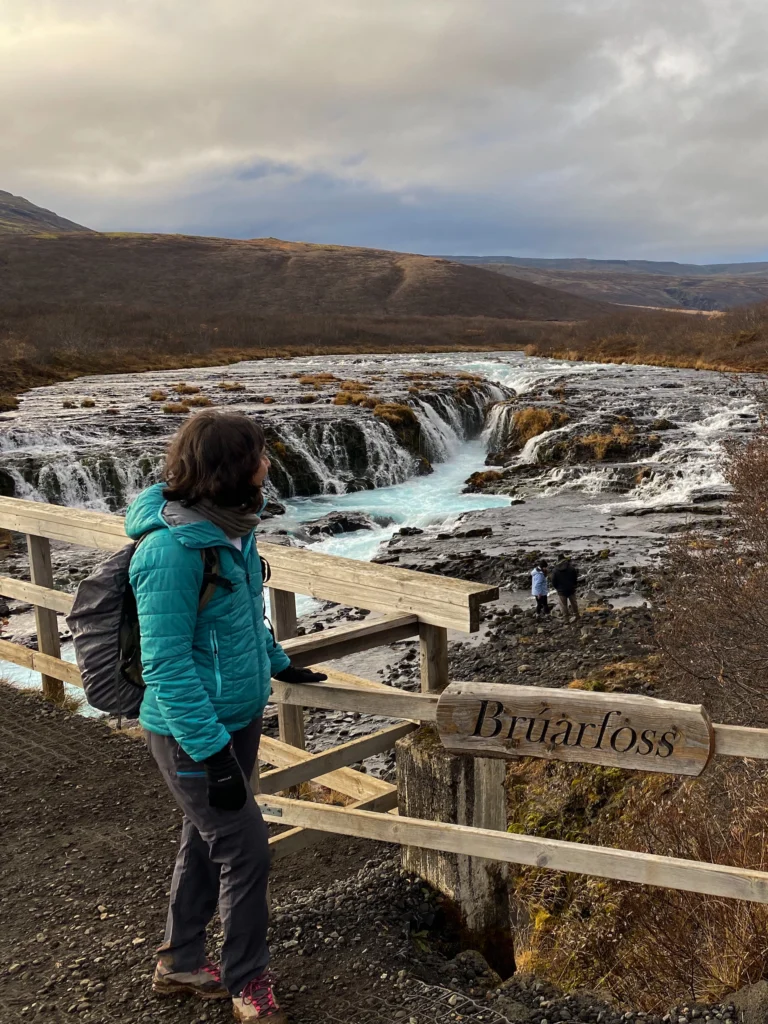 La cascada Brúarfoss con su color azul eléctrico es uno de los imprescindibles en el Círculo Dorado