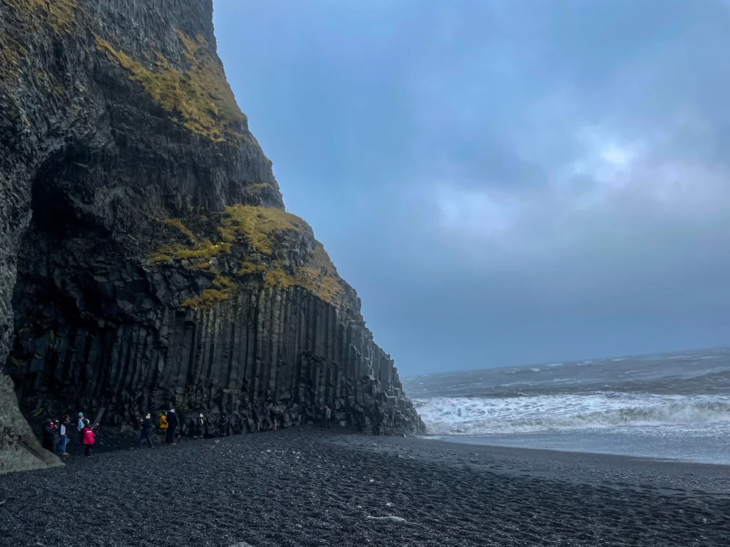 Reynisfjara Beach, la playa con una cueva de columnas de basalto