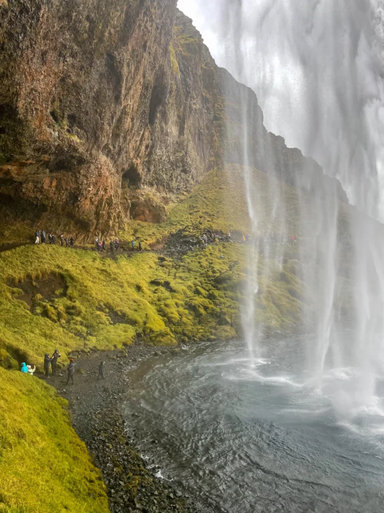 Seljalandsfoss la impresionante cascada de 60m de altura que puedes cruzar por detrás en Islandia