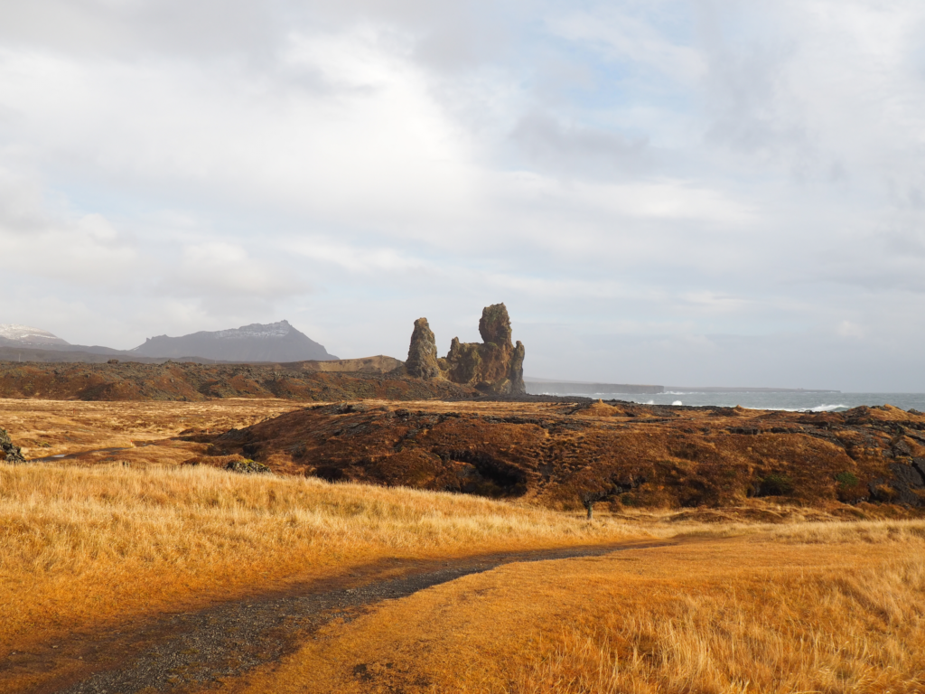 Vistas a Lóndrangar desde las proximidades del faro de Malarrif