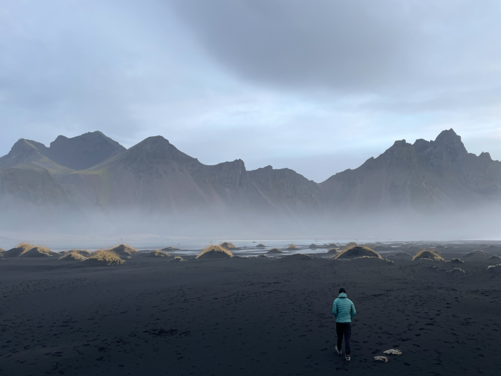 Vistas a la imponente Vestrahorn desde la playa negra de Stokksnes, Islandia