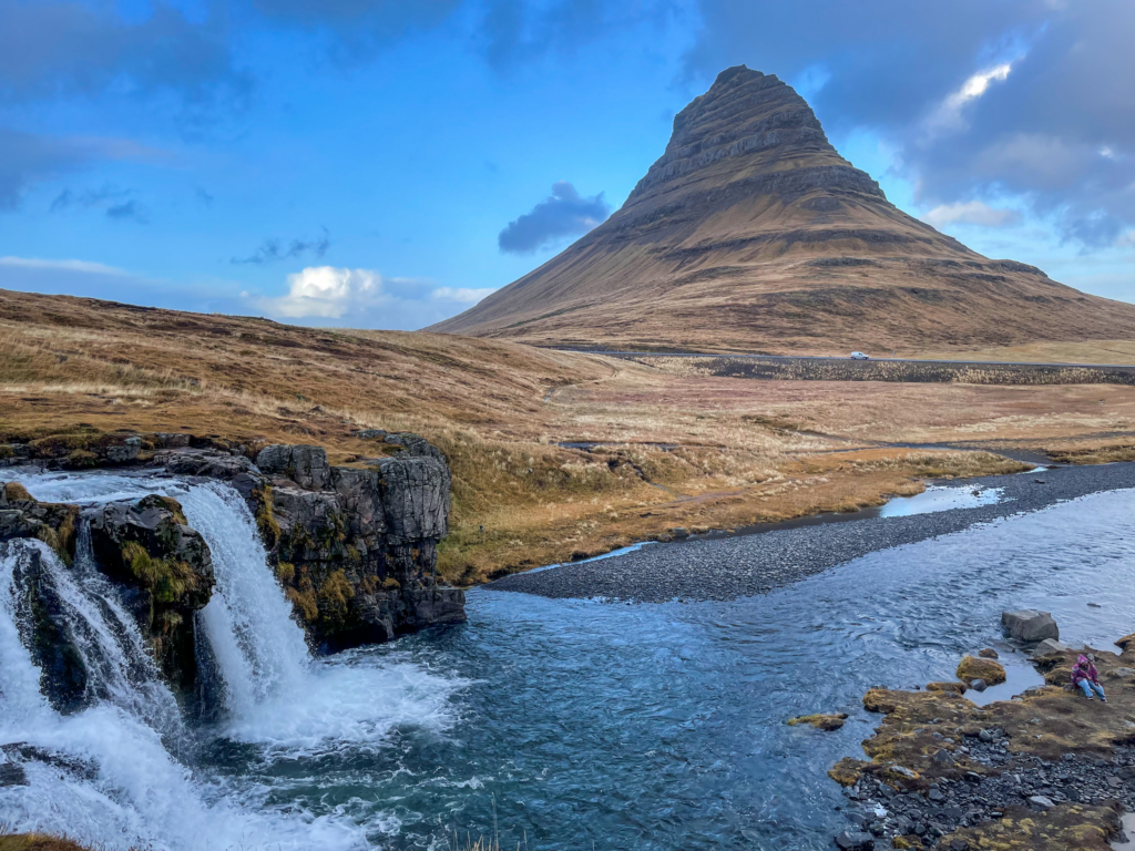 Vistas a la montaña Kirkjufell, una parada imprescindible en Snæfellsnes