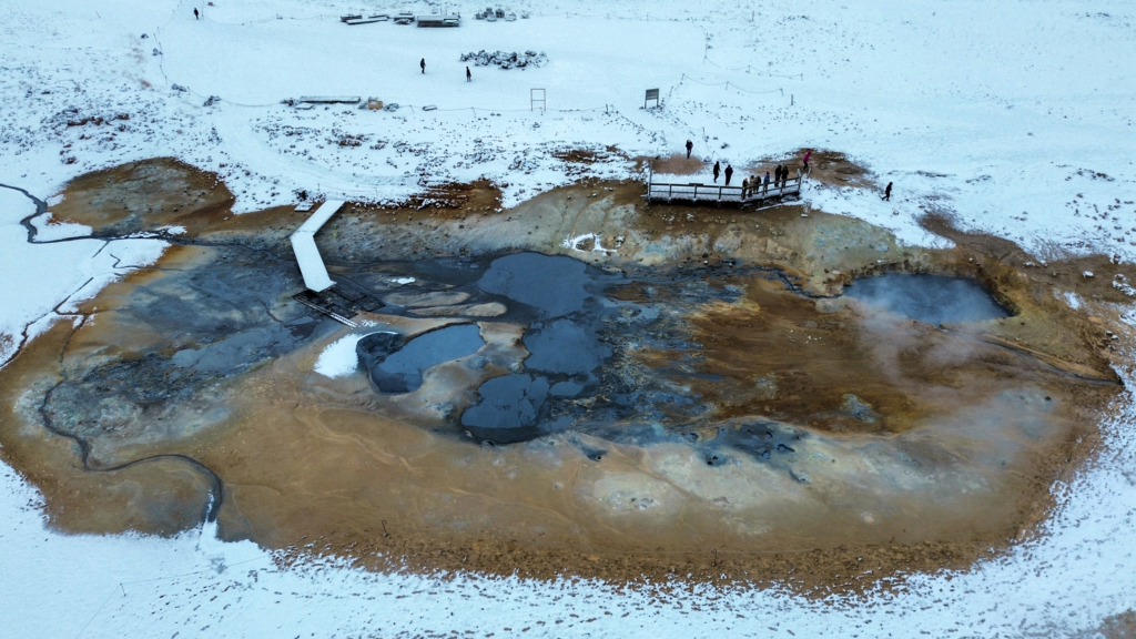 Zona geotérmica Hverir a vista de dron, un imprescindible en el norte de Islandia