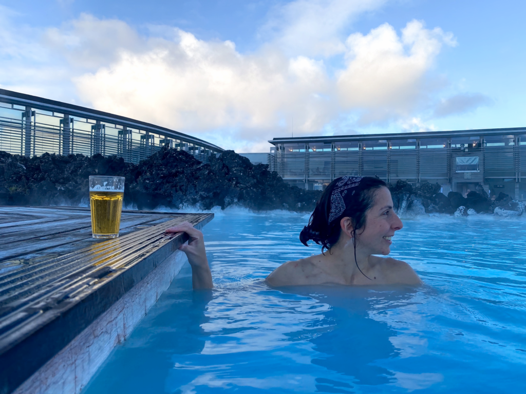 Relajarse en Blue Lagoon, una de las mejores cosas que hacer en Reykjanes