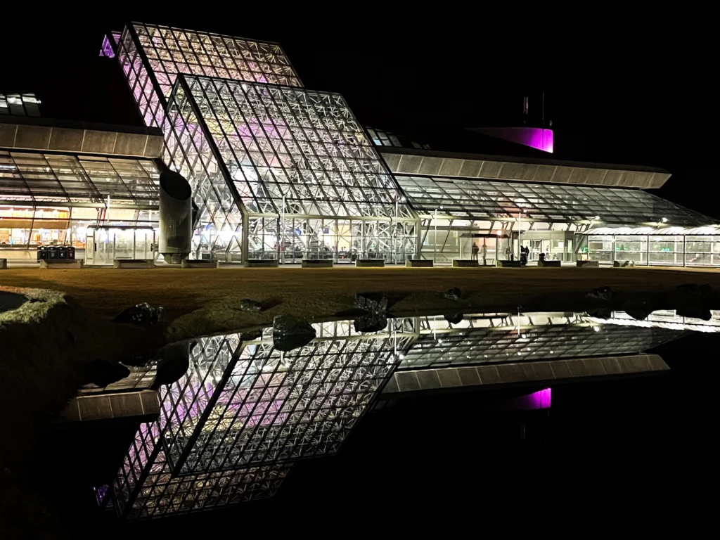 Hasta el aeropuerto de Keflavík en Islandia es bonito