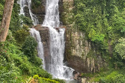 Ramboda Falls en las Tierras Altas de Sri Lanka