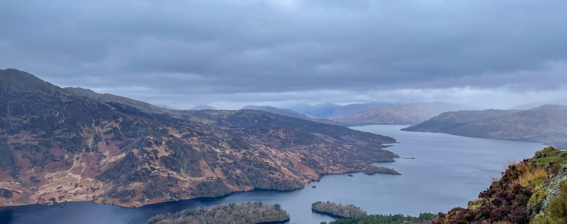 Vistas de Loch Katrine desde la cima Ben A'An en el Parque Nacional Loch Lomond y los Trossachs