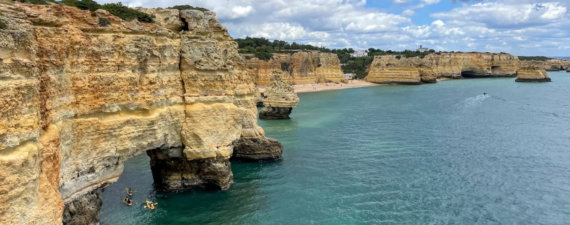 Vistas a Praia da Marinha en el Percurso dos Sete Vales Suspensos