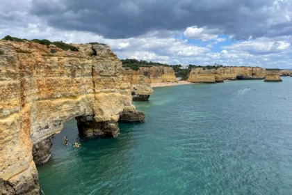 Vistas a Praia da Marinha en el Percurso dos Sete Vales Suspensos