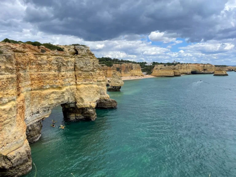 Vistas a Praia da Marinha en el Percurso dos Sete Vales Suspensos