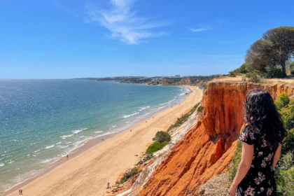 Acantilados de la Playa de Falésia, una de las playas más bonitas del Algarve