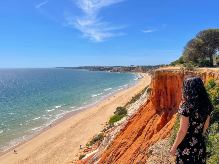 Acantilados de la Playa de Falésia, una de las playas más bonitas del Algarve