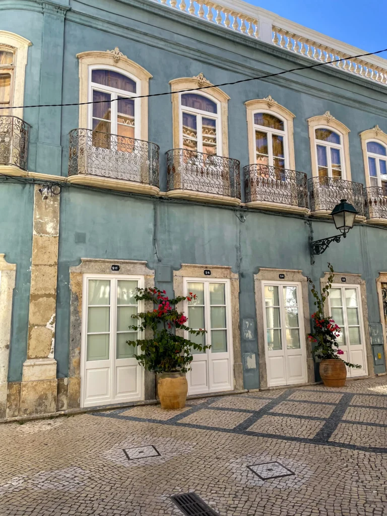 Fachada en la ciudad de Olhão, una de las mejores cosas que hacer en Algarve