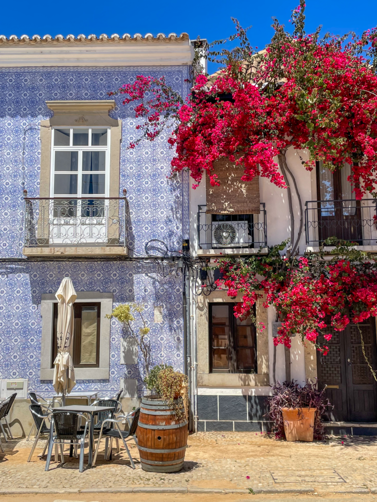 Fachada con azulejos en Tavira, uno de los imprescindibles del Algarve