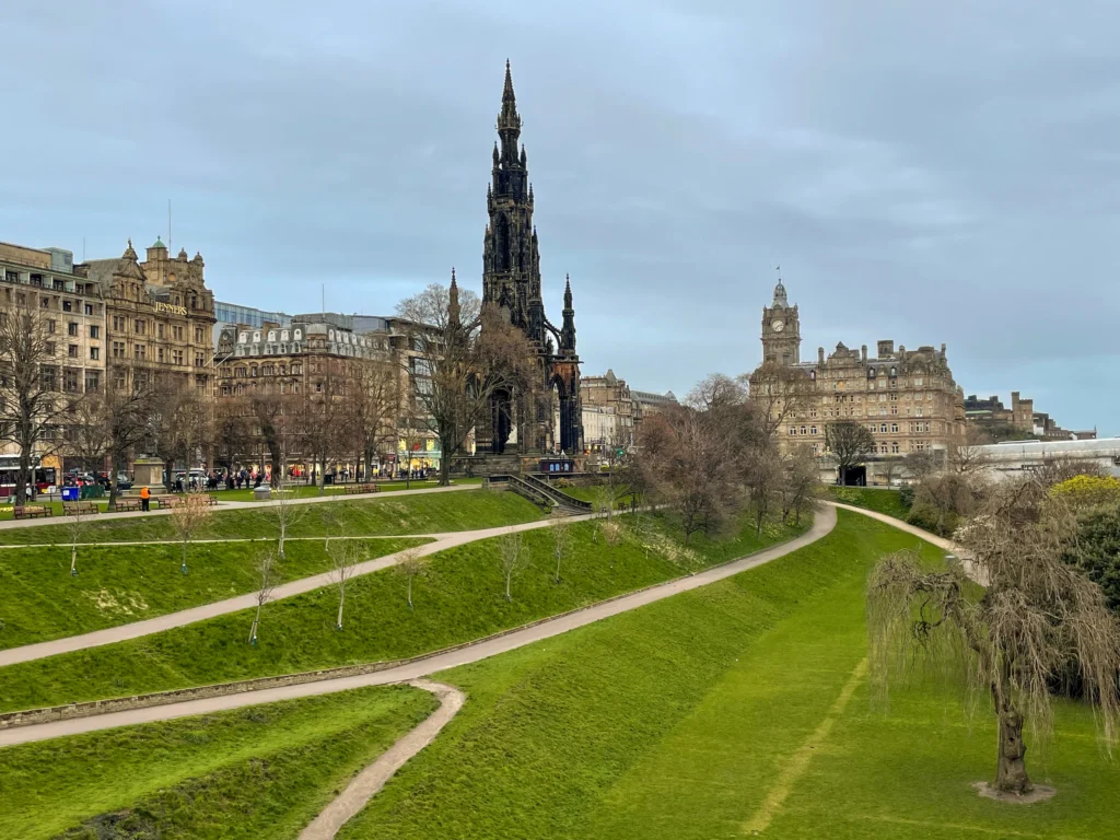 East Princes Street Garden y el monumento Scott, dos impresincibles de Edimburgo