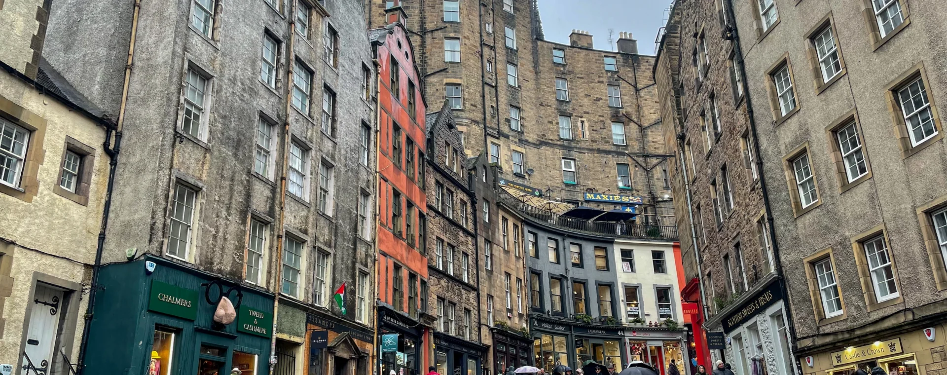 Victoria Street Edimburgo, una de las calles más coloridas de Edimburgo