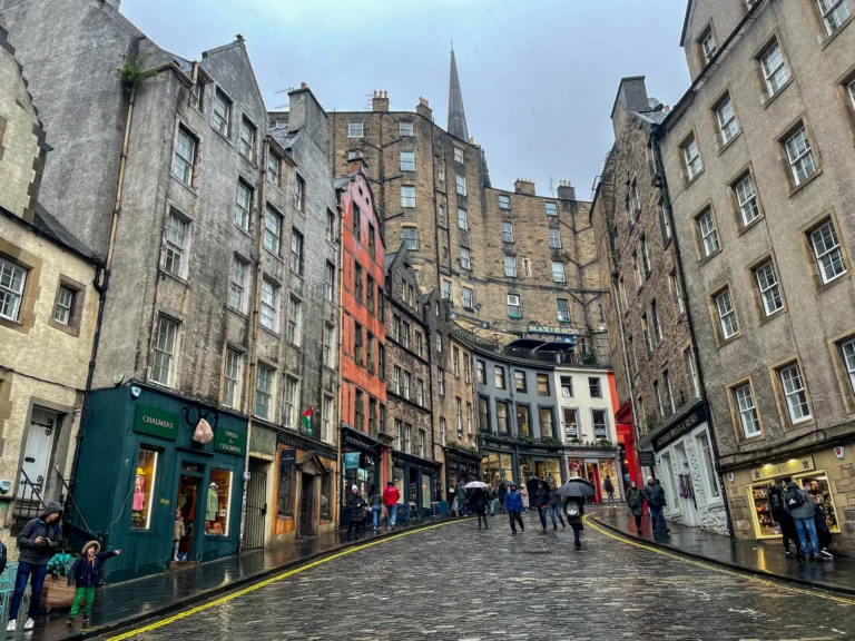 Victoria Street Edimburgo, una de las calles más coloridas de Edimburgo