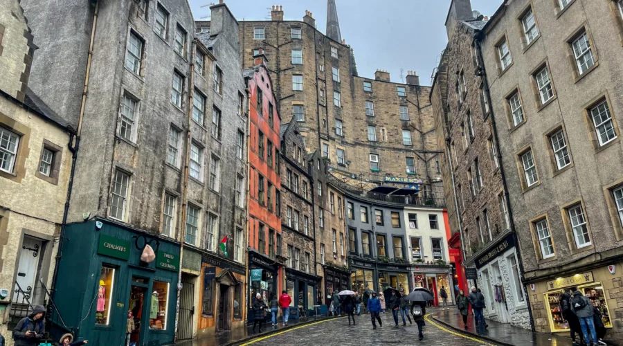 Victoria Street Edimburgo, una de las calles más coloridas de Edimburgo