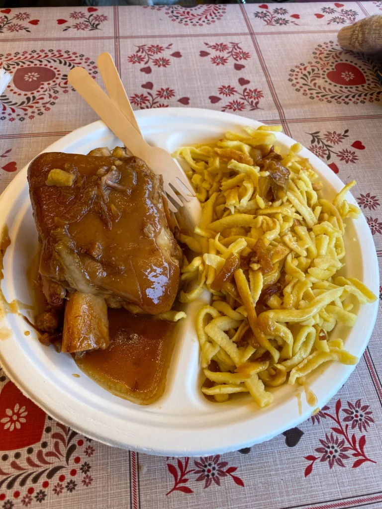 Späetzle con codillo en mercadillo de Colmar