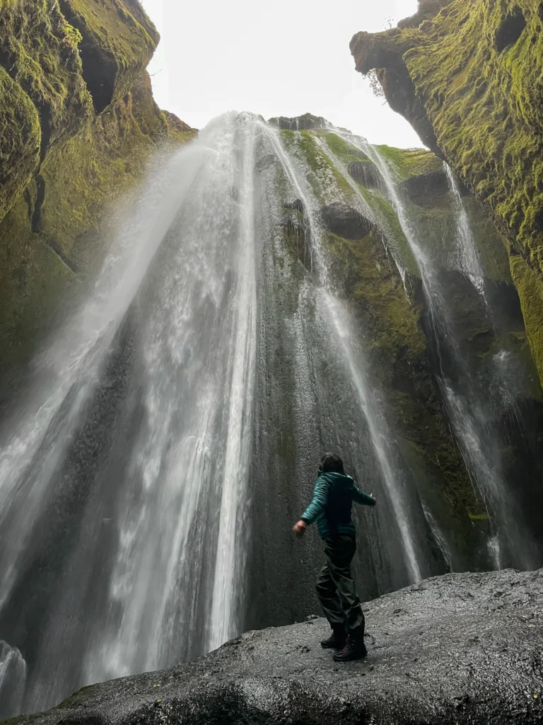 Gljufrafoss, la cascada que está en una gruta está muy cerca de Seljalandsfoss