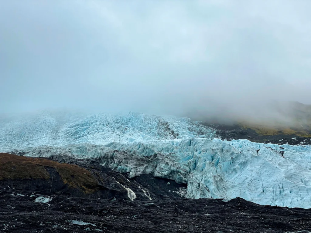 Hacer un trekking por el glaciar y visitar una cueva de hielo es una de las mejores cosas que hacer en Islandia